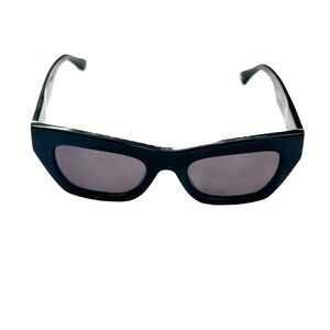 Clair Rose Aperçu: Chic Classic Black Sunglasses for Women